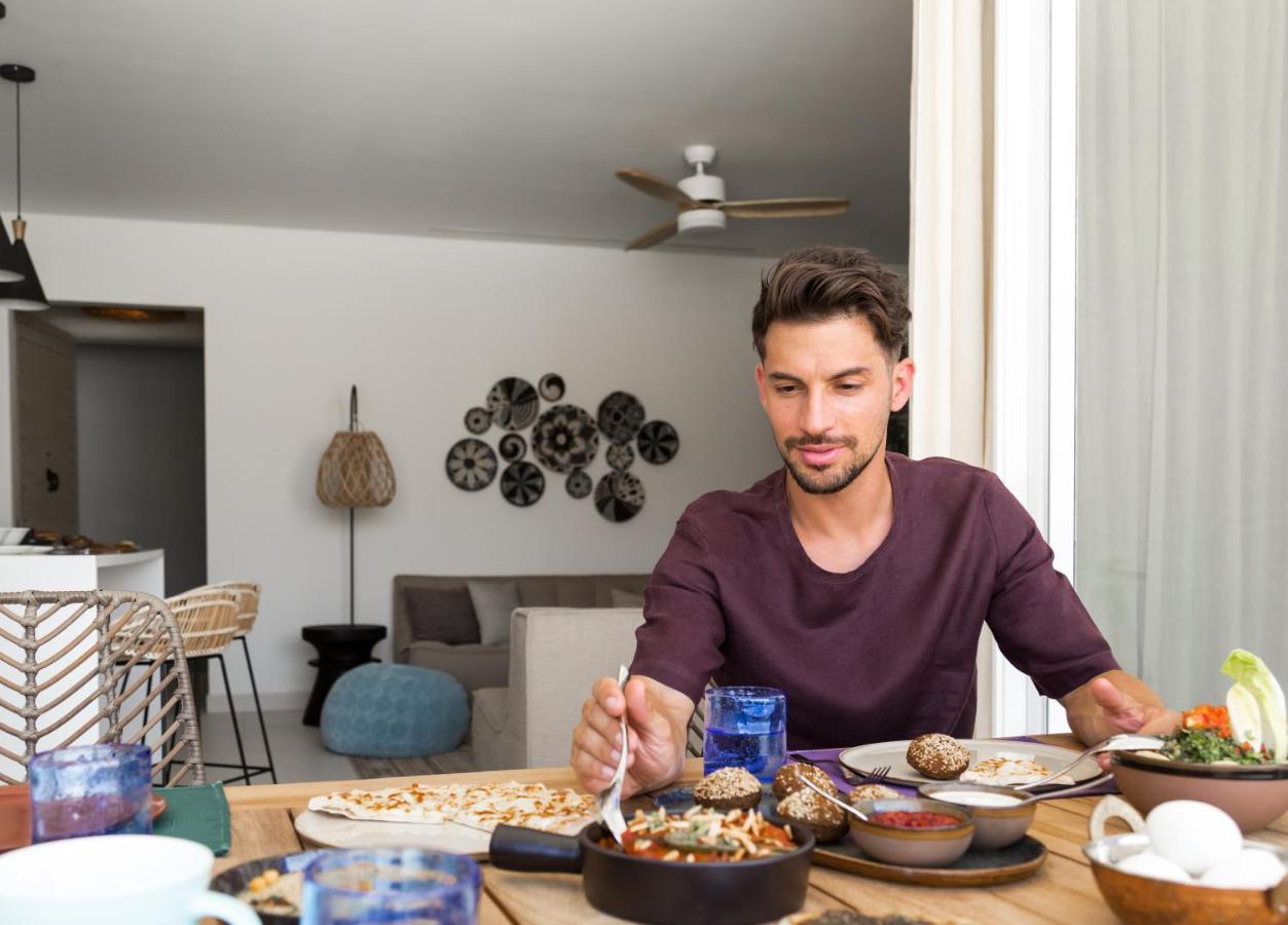 Cloud 7 Residences Ayla Άκαμπα Εξωτερικό φωτογραφία A man eating a meal