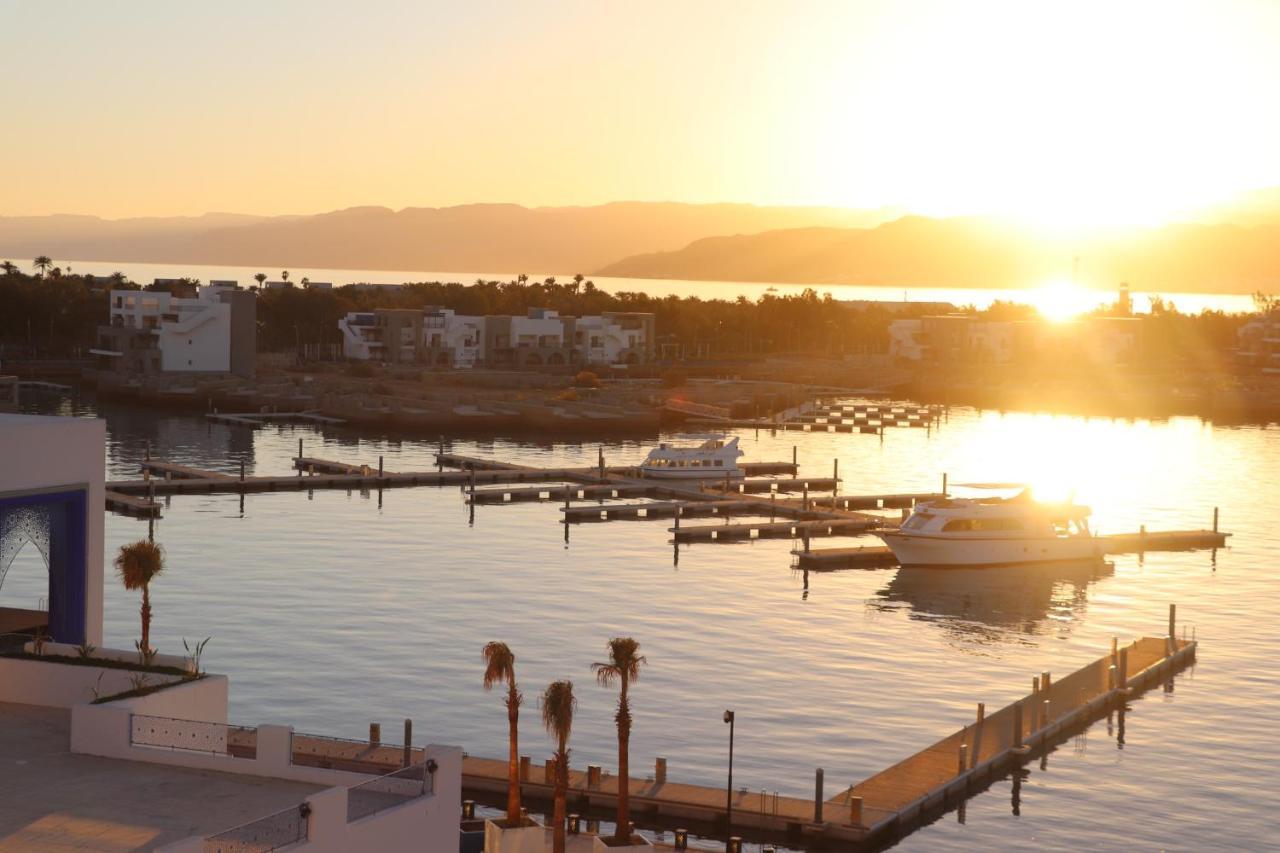 Cloud 7 Residences Ayla Άκαμπα Εξωτερικό φωτογραφία Sunset at the marina