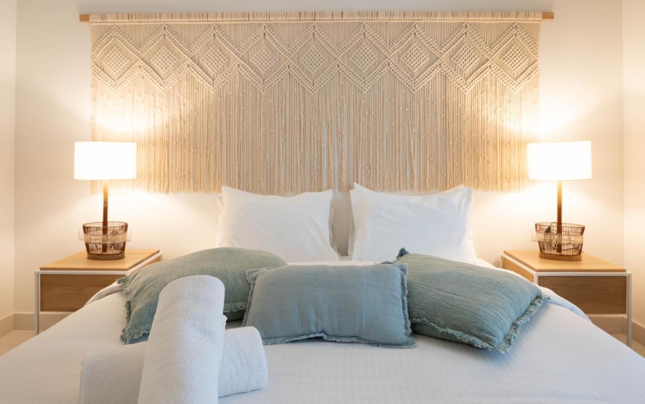 Cloud 7 Residences Ayla Άκαμπα Εξωτερικό φωτογραφία A bed with a headboard